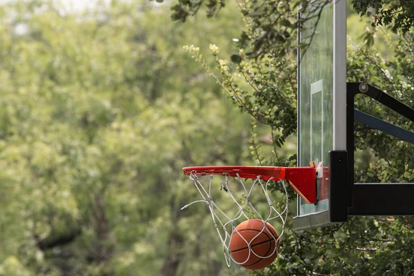 Pallone Basket Fondo Una Rete Obiettivo Backboard Dopo Aver Attraversato — Foto Stock