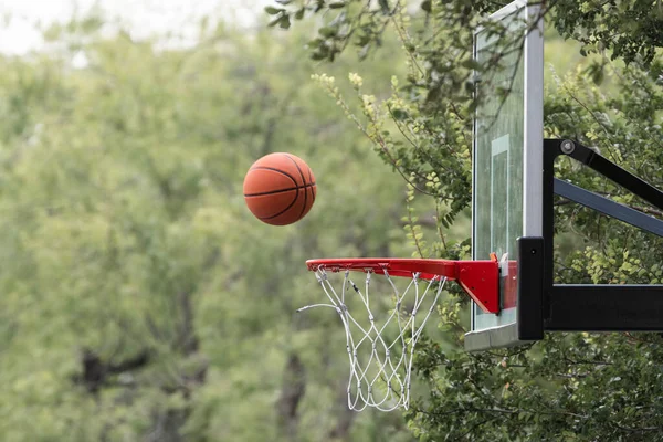 Basketboll Som Verkar Vara Frusen Luften När Den Flyger Mot Royaltyfria Stockbilder