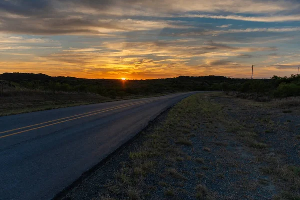 Wiejska Wiejska Droga Wiodąca Oddali Zakrzywiona Mijająca Wzgórza Zachodem Słońca — Zdjęcie stockowe