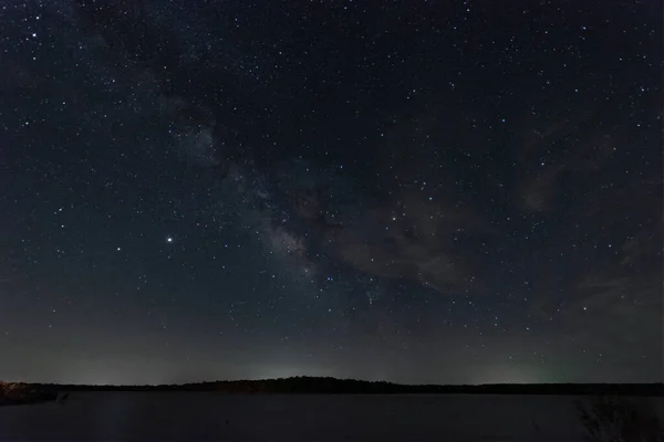 Сердце Млечного Пути Легкими Желаемыми Облаками Ночном Небе Над Озером — стоковое фото