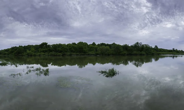 Panoramautsikt Över Molnen Mulen Himmel Och Träd Den Motsatta Stranden — Stockfoto