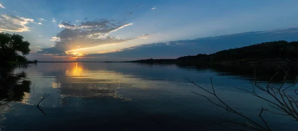 Панорамный Вид Солнца Облаков Отражающихся Гладкой Поверхности Озера Деревьями Выстилающими — стоковое фото