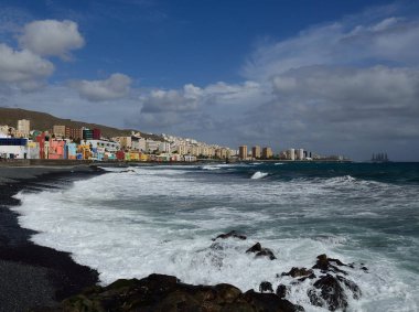 Dalgalı deniz kıyıları, San Cristobal plajı ve Las Palmas şehri, Gran Canaria, Kanarya Adaları 