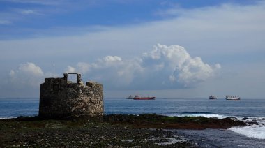 Deniz ve körfez, Las Palmas de Gran Canaria gemiler tarafından eski savunma kulesi 