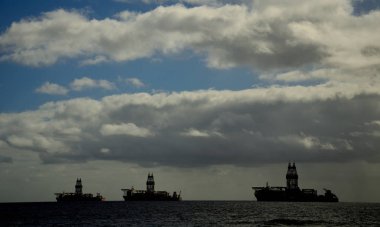 Şafaktan sonra koya demirlemiş üç petrol çıkarma platformu 