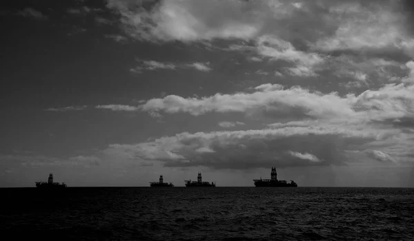 Platformy Naftowe Zatoce Spokojne Morze Pochmurne Niebo Świcie Czarno Białe — Zdjęcie stockowe