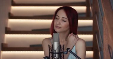 Bir şarkı profesyonel bir stüdyoda kayıt güzel ve genç birbayan. Poz ve dans seksi kız