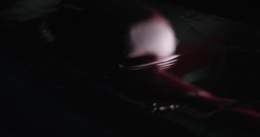 Antirain ilacı kullandıktan sonra gece bir otomobil cam su akar aşağı