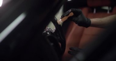 adam bir direksiyon bruch kullanarak bir araba temizlik. Araba Detaylandırma.