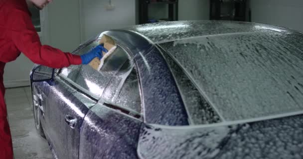 Lavado manual de automóviles con esponja slow-mo - La mano extiende espuma en las puertas del vehículo cámara lenta — Vídeo de stock