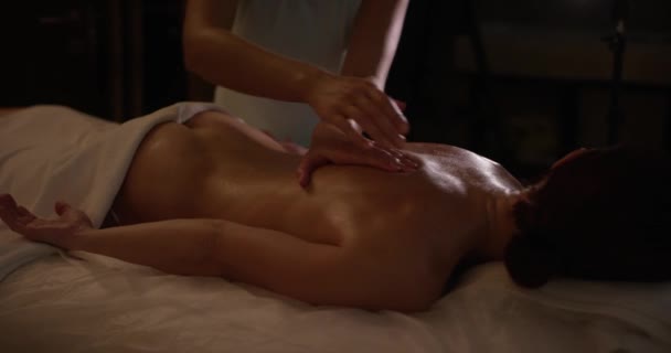 Vrouw met een grote rugmassage in beauty wellness center — Stockvideo