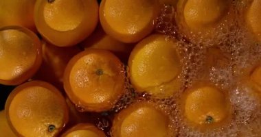 Su sıçramalarına olgun portakal, ağır çekim makro çekim üzerinde