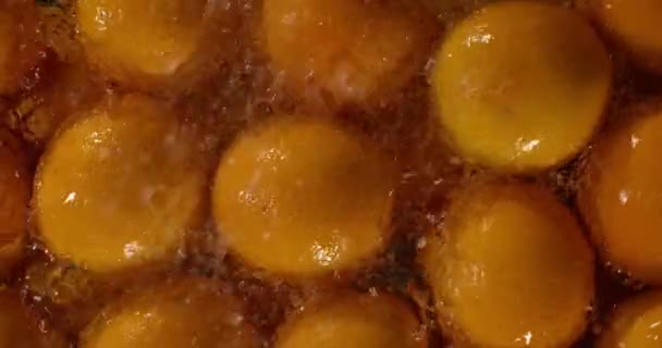 Salpicaduras de agua en naranjas maduras, toma macro en cámara lenta — Vídeos de Stock