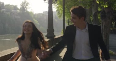 Romantik Çift çalışan ve parkta yürüyüş