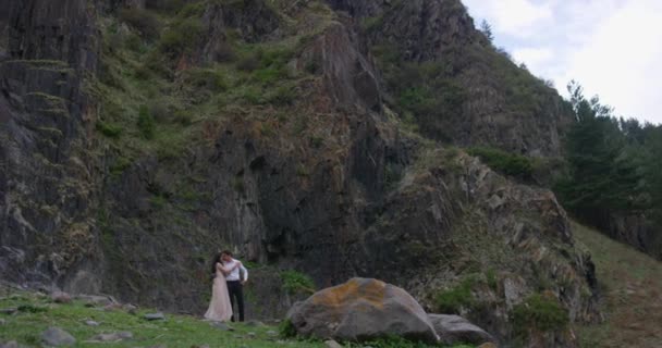 Romantisches Paar umarmt sich am Rande des Berges — Stockvideo