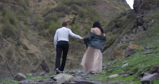 Pandangan Belakang Pasangan Yang Berjalan Pegunungan Gerakan Lambat — Stok Video