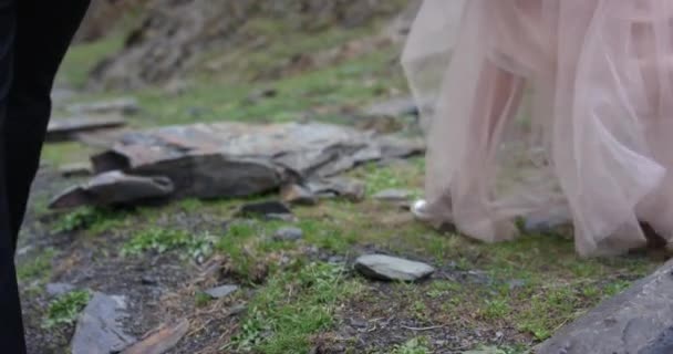 다시 보기. 산 범위에 산책 하는 커플. — 비디오