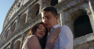Güzel genç romantik çift turist Roma Kolezyum öpüşme çiçek romantik tatil nişanlı