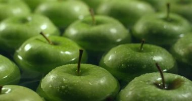 Su ile yıkandıktan taze yeşil elma. Meyve yıkama.