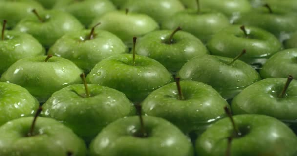 Frische grüne Äpfel, die mit Wasser gewaschen werden. Früchte waschen. — Stockvideo
