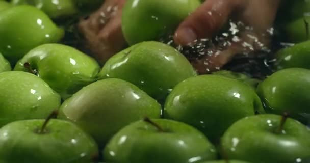 Mãos lavando maçãs verdes. Fruta fresca close up . — Vídeo de Stock