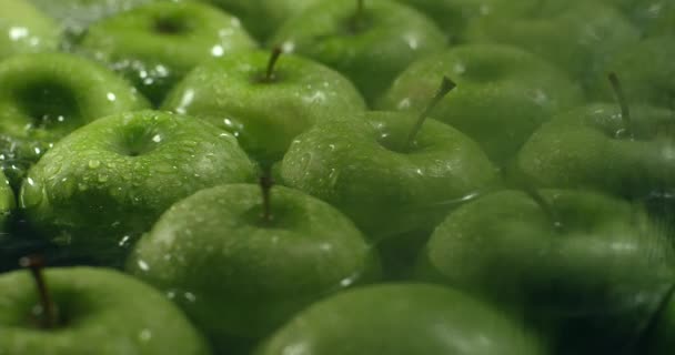 Pommes vertes fraîches lavées à l'eau. Lavage des fruits . — Video