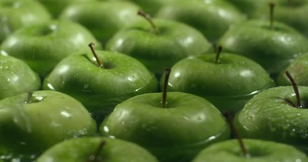 Maçãs verdes frescas a serem lavadas com água. Lavagem de frutas . — Vídeo de Stock