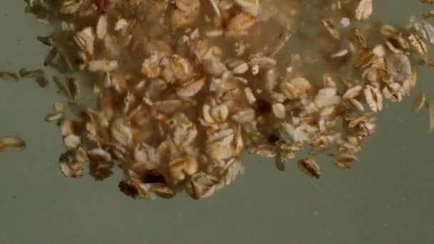 Muesli integrale di cereali in una ciotola per una deliziosa colazione mattutina con latte. Movimento lento con inseguimento a rotazione . — Video Stock