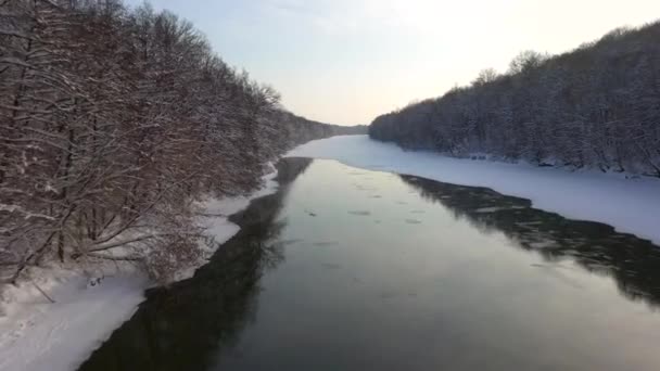 Аэросъемка замерзшей реки, зима — стоковое видео