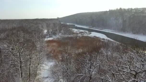Vue aérienne de la rivière gelée, hiver 