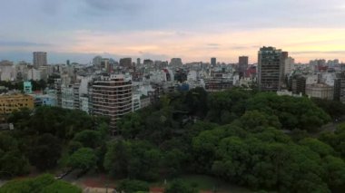 Gün batımı sırasında Buenos Aires Monserrat mahalle havadan görünümü.