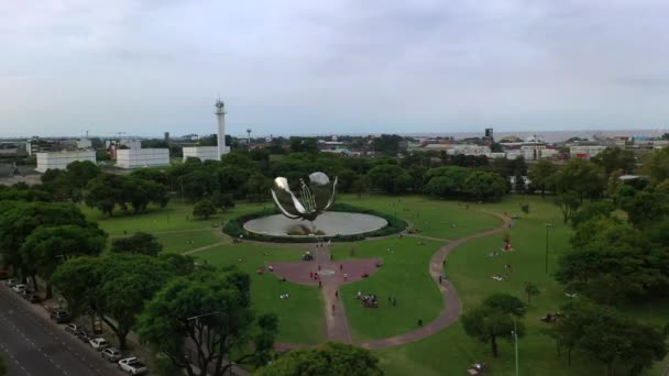 Floralis Genrica の空中眺め-ブエノスアイレスの巨大なアルミニウムの花、アルゼンチン。Architector-エドゥアルド Catalano — ストック動画