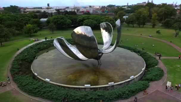 Luchtfoto van Floralis Genrica-enorme aluminium bloem in Buenos Aires, Argentinië. Architect-Eduardo Catalano — Stockvideo