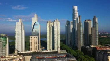 Puerto Madero modern gökdelen binaların panoramik havadan görünümü. Buenos Aires, Arjantin