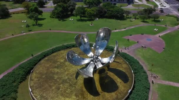 Floralis Genrica-μέταλλο χάλυβα γλυπτό στο Ρεκολέτα. Το σύμβολο του Μπουένος Άιρες, Αργεντινή — Αρχείο Βίντεο