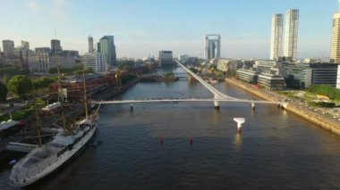 Arka planda Puente de la mujer Köprüsü ve gökdelen binaları ile Puerto Madero limanının hava drone görünümü. Buenos Aires, Arjantin.