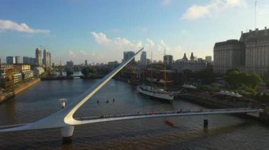 Eski gemi Sarmiento Frigate ve WOMANS Köprüsü Puerto Madero liman hava drone görünümü. Buenos Aires, Arjantin.