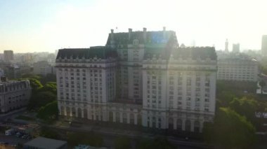 Puerto Madero mahallesinde gün batımında Edificio Libertador binasının havadan drone görünümü. Buenos Aires, Arjantin.