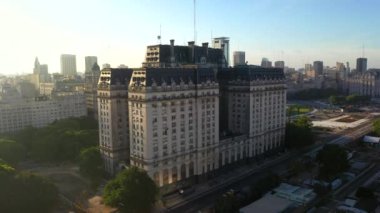Puerto Madero mahallesinde gün batımında Edificio Libertador binasının havadan drone görünümü. Buenos Aires, Arjantin.