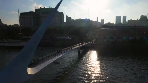 Vista aérea de drones de pessoas atravessando Puente de la mujer, ponte Womans, no bairro de Puerto Madero, em Buenos Aires, Argentina — Vídeo de Stock