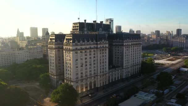 Puerto Madero mahallesinde gün batımında Edificio Libertador binasının havadan drone görünümü. Buenos Aires, Arjantin. — Stok video