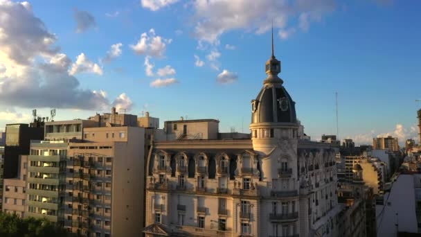 Vista aérea do drone do estilo art nouveau arquitetura edifício ao pôr-do-sol, localizado perto da praça do Congresso, Buenos Aires, Argentina . — Vídeo de Stock