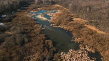 Sonbahar aylarında kahverengi renklerde orman ve göl havadan drone Panoraması. Rus kırsal