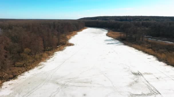 Панорама воздушного беспилотника с замерзшей рекой и предзнаменование зимнего времени. Россия — стоковое видео