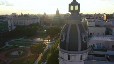 Gün batımı sırasında Arjantin Ulusal Kongresi 'nin havadan drone görünümü. Buenos Aires