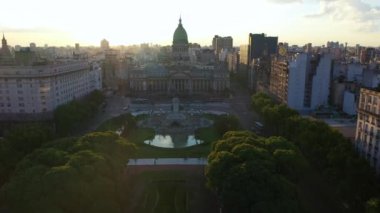 Gün batımı sırasında Arjantin Ulusal Kongresi 'nin havadan drone görünümü. Buenos Aires