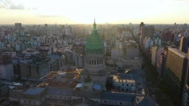 Gün batımı sırasında Arjantin Ulusal Kongresi 'nin havadan drone görünümü. Buenos Aires