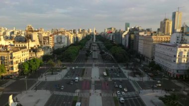 Şehir merkezinde bir şehirde gündoğumu sırasında Avenida de Julio üzerinde Obelisk hava drone görünümü. Buenos Aires, Arjantin