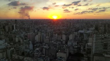 Gün batımı sırasında şehir merkezinde hava drone görünümü. Gökdelen binalar panoramik görünüm. Buenos Aires, Arjantin.