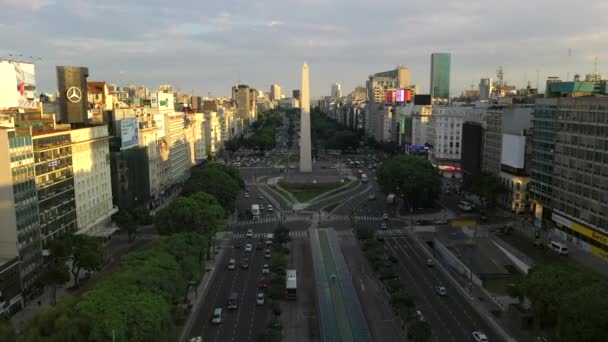 Aerial Drone utsikt över obelisken på Avenida de Julio under sol uppgången i en stad Downtown. Buenos Aires, Argentina — Stockvideo